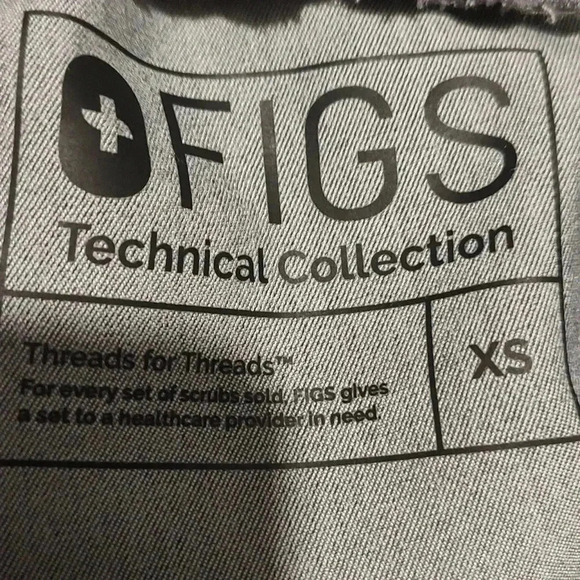 Figs Scrub Set Yola™ Skinny Scrub Pants 2.0 grey And Catrina Three Pocket Top - Picture 11 of 15